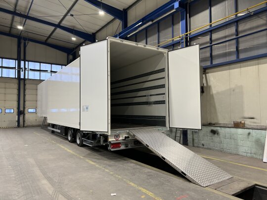 Dustproof semi-trailer